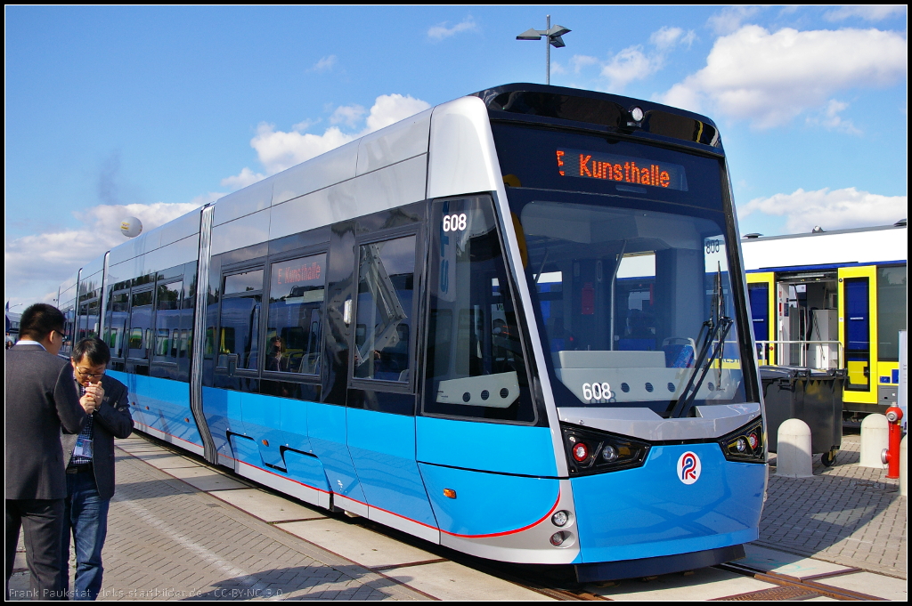 RSAG 608 vom Typ Tramlink 6N2 des Herstellers Vossloh Kiepe. Die neuen Trams sollen die alten Tatra-Straßenbahnwagen ablösen. Die neuen Tramlink-Züge sind 32 m lang und durchgehend Niederflurig. 

Website (english): http://www.vossloh-kiepe.com/Rail%20Vehicles/light-rail-vehicles-and-tramways/references/vkprodukt.2014-01-20.0358034430
