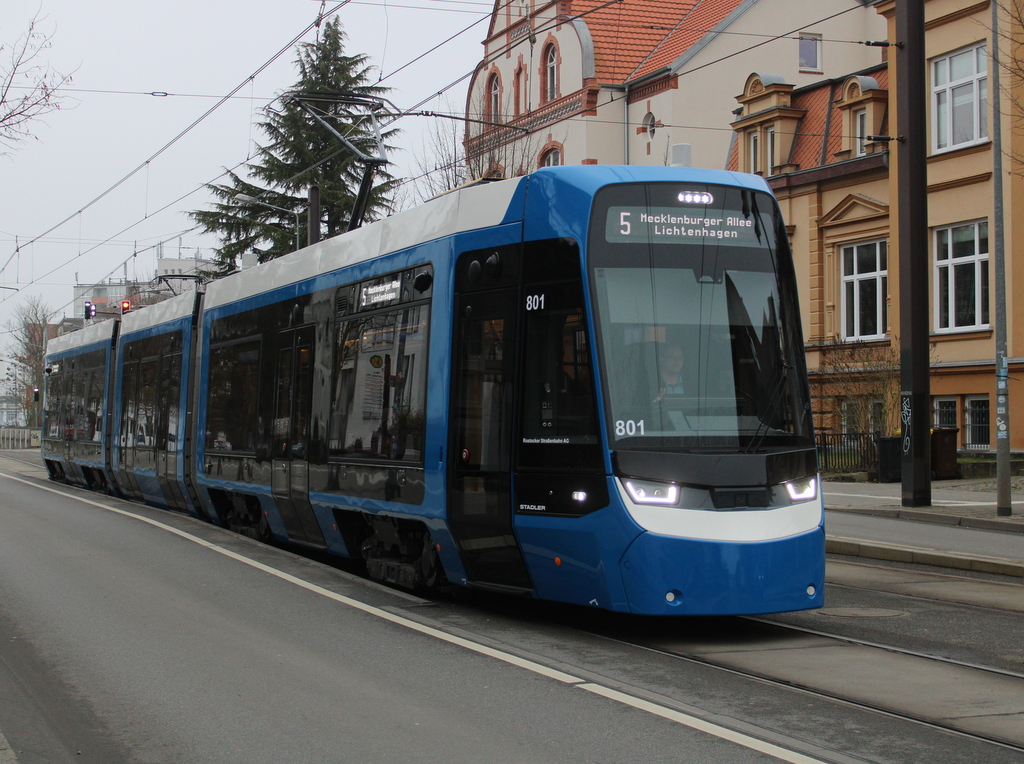 RSAG-Wagen 801 Tina  als Linie 5 von Rostock-Südblick nach Rostock Mecklenburger Allee in der Haltestelle Rostock Rosa-Luxenburg Str.21.12.2025