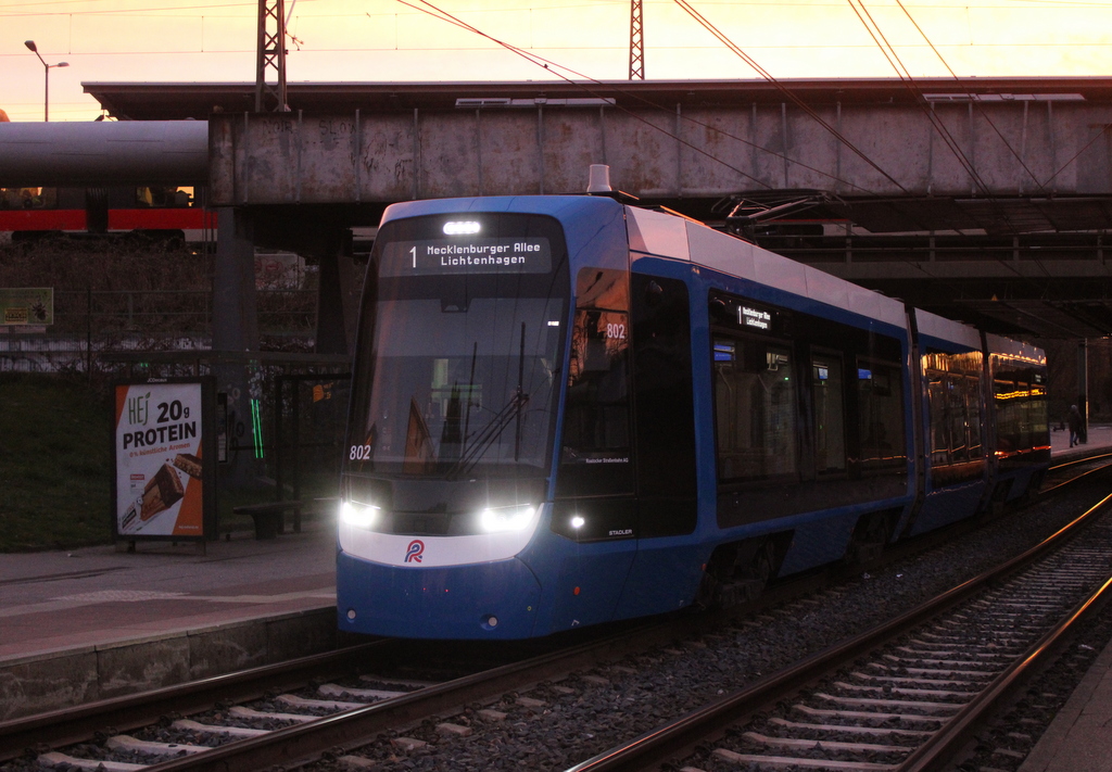 RSAG-Wagen 802 Tina  stand am Morgen des 10.04.2026 um 06:22 Uhr in der Haltestelle Rostock-Holbeinplatz.