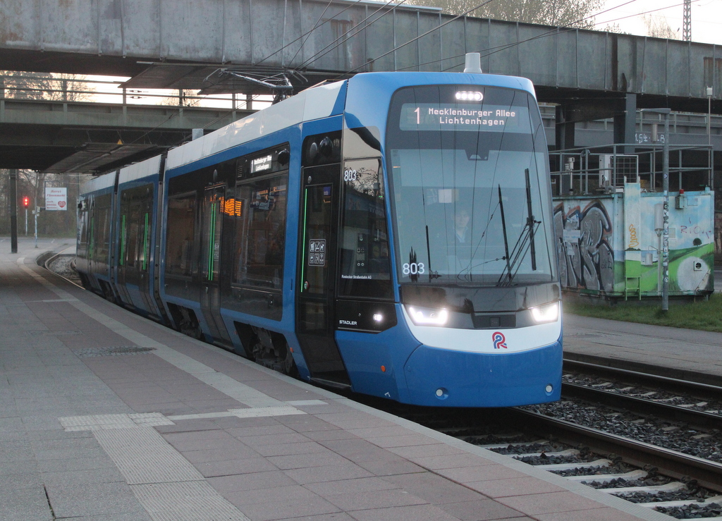 RSAG-Wagen 803 Tina  stand am Morgen des 17.04.2026 in der Haltestelle Rostock-Holbeinplatz.