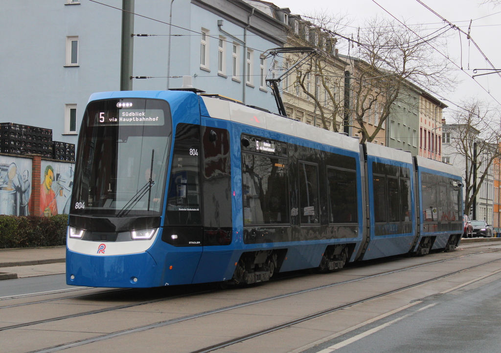 RSAG-Wagen 804 Tina  am 10.04.2026 hinter der Haltestelle Rostock-Volkstheater. 