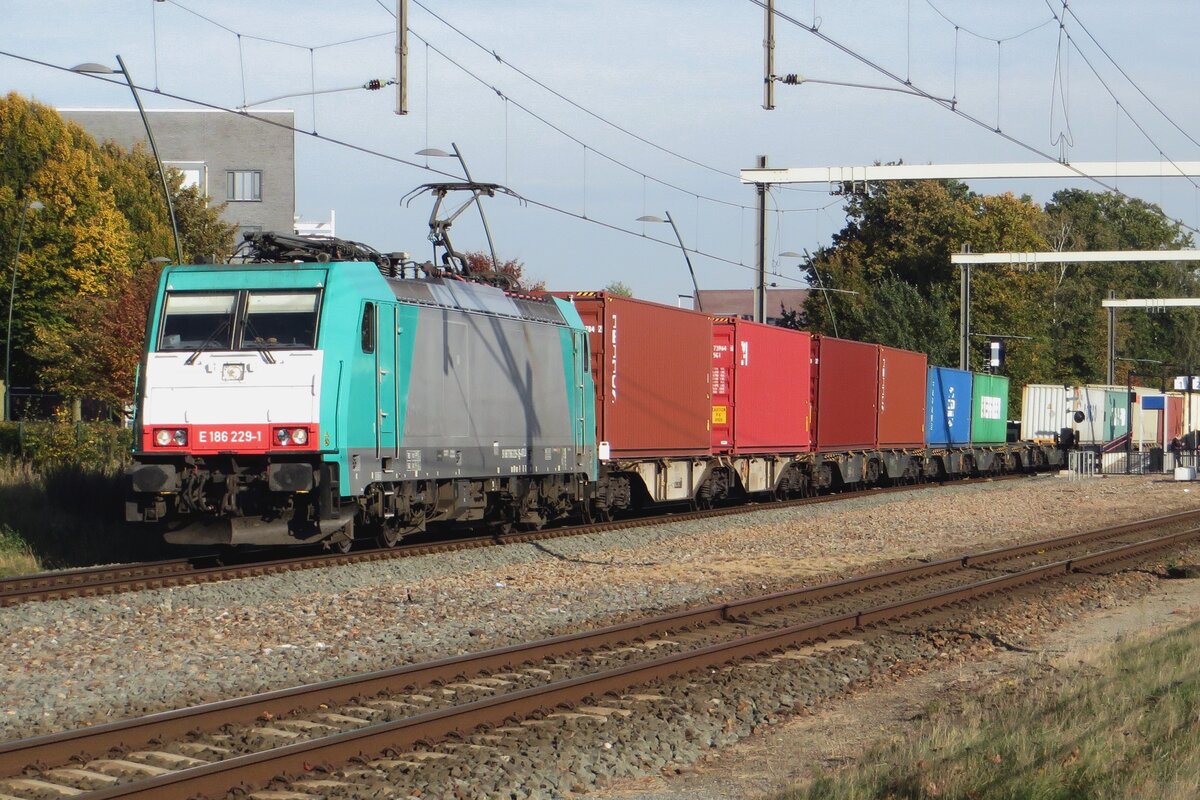 RTB 186 229 zieht ein umgeleiteter KLV durch Wijchen am 29 Oktober 2021.