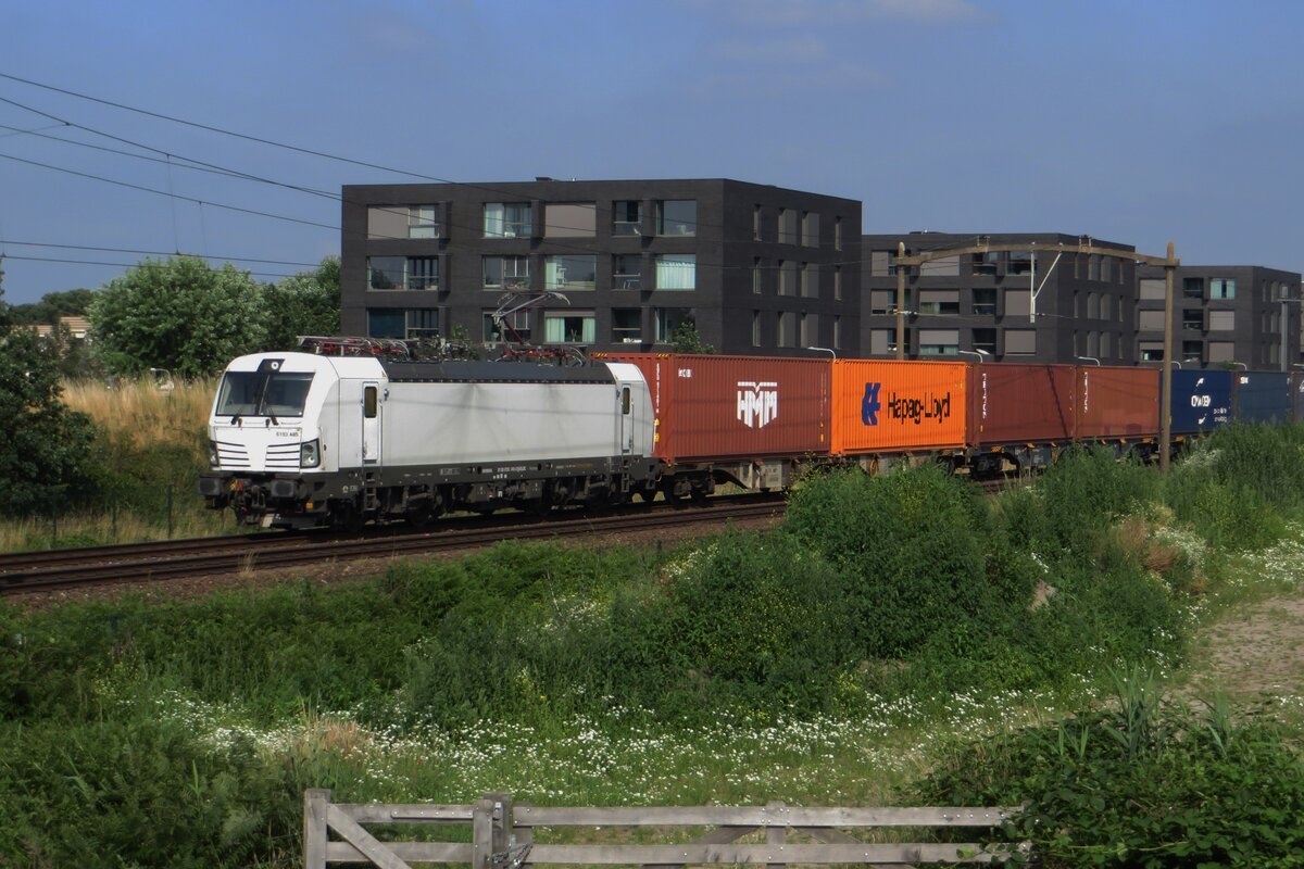 RTB 193 485 -noch in ganz weiss- schleppt ein Leercontainerzug durch Tilburg Reeshof am 9 Juli 2021.