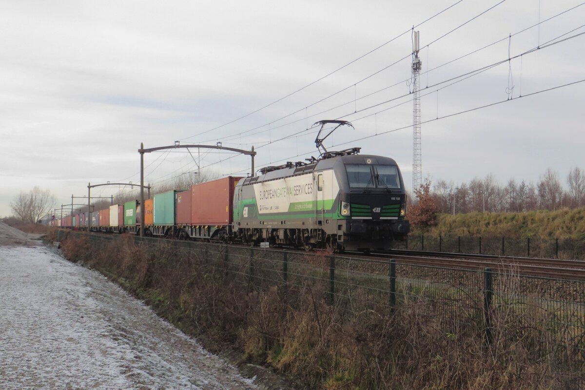 RTB 193 732 zieht der Blerick-Shuttle KLV durch Tilburg-Reeshof am 22 Dezember 2021.