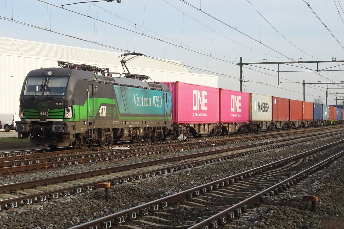 RTB 193 756 -die 750.Vectron- steht mit ein Containerzug am 15 Februar 2023 in Blerick.