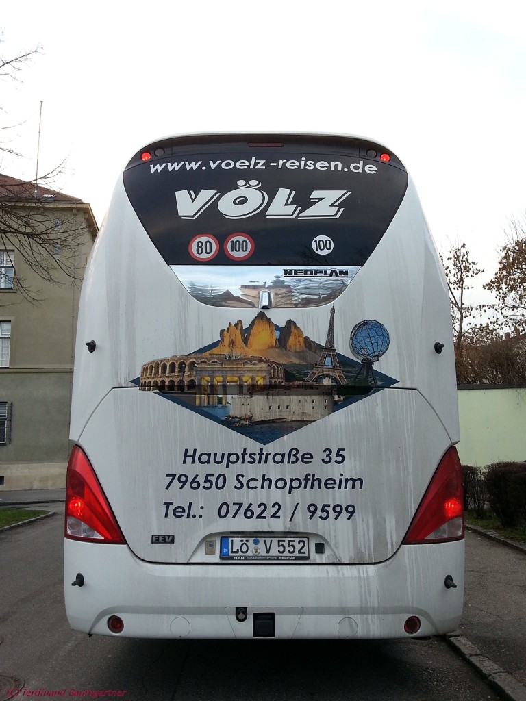 R�ckansicht des Neoplan Starliner von V�LZ Busreisen aus der BRD am 2.1.2014 in Krems an der Donau.