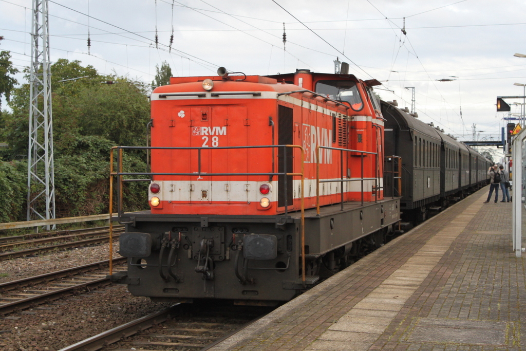 RVM 28(423 013)mit Dlr 24979 von Rostock Hbf nach Warnem�nde bei der Durchfahrt in Rostock-Bramow.09.09.2017