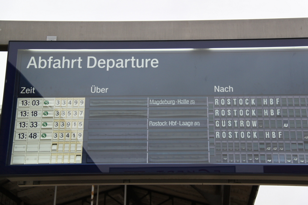 S 1(S33499)von Warnem�nde nach Rostock Hbf via Magdeburg und Halle(Saale)Hbf kurz vor der Ausfahrt im Bahnhof Warnem�nde.18.02.2017