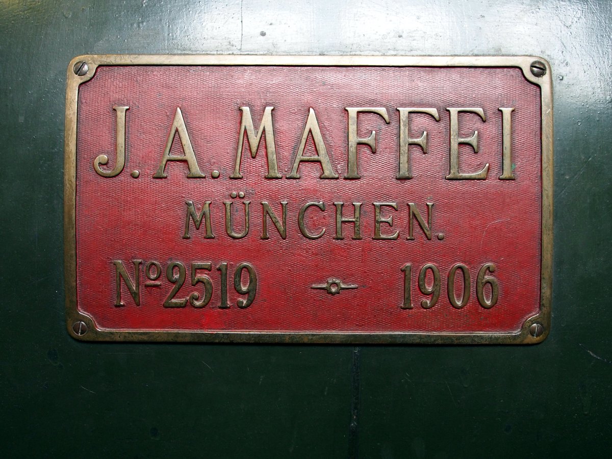 S 2/6 von Krauss Maffei im DB Museum N�rnberg am 17.08.2019. Fabrikschild.