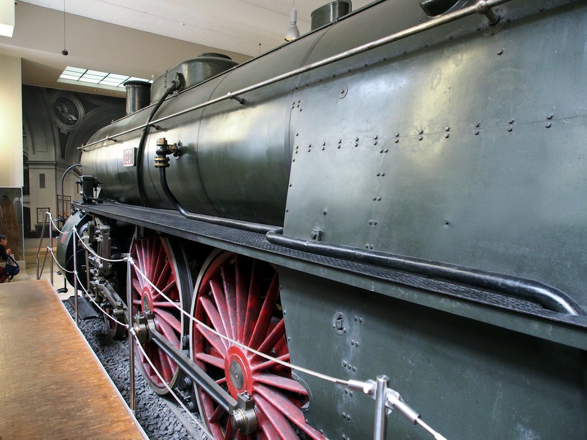 S 2/6 von Krauss Maffei im DB Museum N�rnberg am 17.08.2019. Kessel und Antriebsr�der von der Heizerseite.