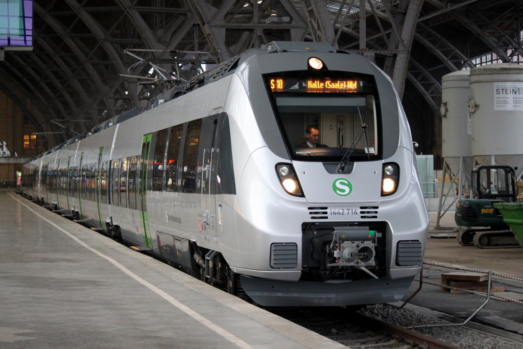 S10 von Leipzig Hbf nach Halle(Saale)Hbf kurz vor der Ausfahrt im Leipziger Hbf.24.11.2013