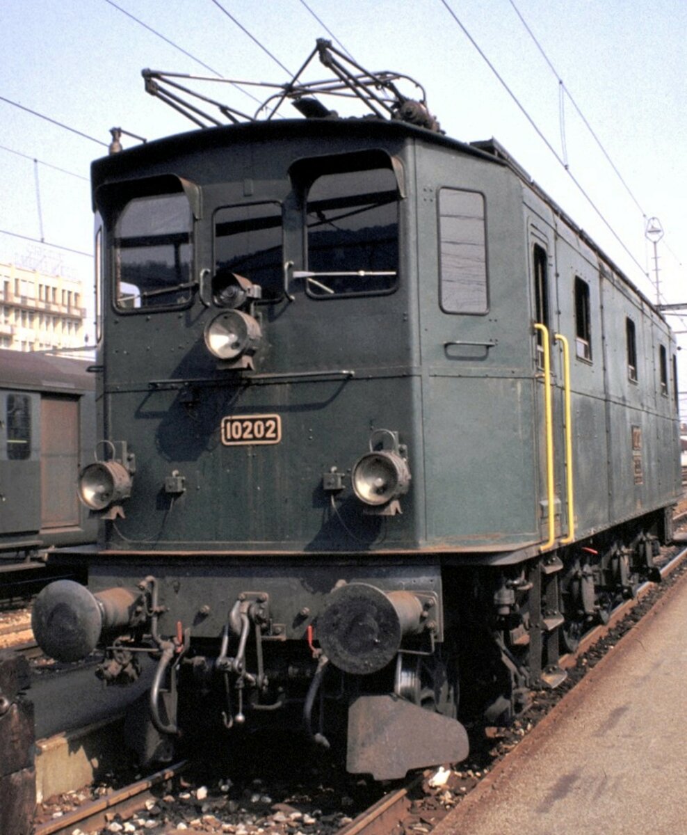 SBB Ae 3/5 Nr. 10 202 in Biel am 15.08.1980. In Biel konnte ich diese Ae 3/5 Streckenlok (2 Pantographen) fotografieren. Kurze Zeit später fuhr ein geschobener Personenzug in Biel ein. Der Zug kam laut pfeifend mit einem heftig winkenden Lokführer. Auf dem Bahnsteig kam mir der Lokführer entgegen mit den Worten: Ich habe ihnen doch gesagt, daß Sie in Biel mit Ae 3/5 Loks Glück haben könnten; draußen am Bahnsteigende steht eine.  Es war der Lokführer, der mir in Olten eine herrliche Führung durch das Depot gemacht hatte. -- Und von der anderen Seite kam eine weitere Ae 4/5 mit einem Zug hereingefahren.