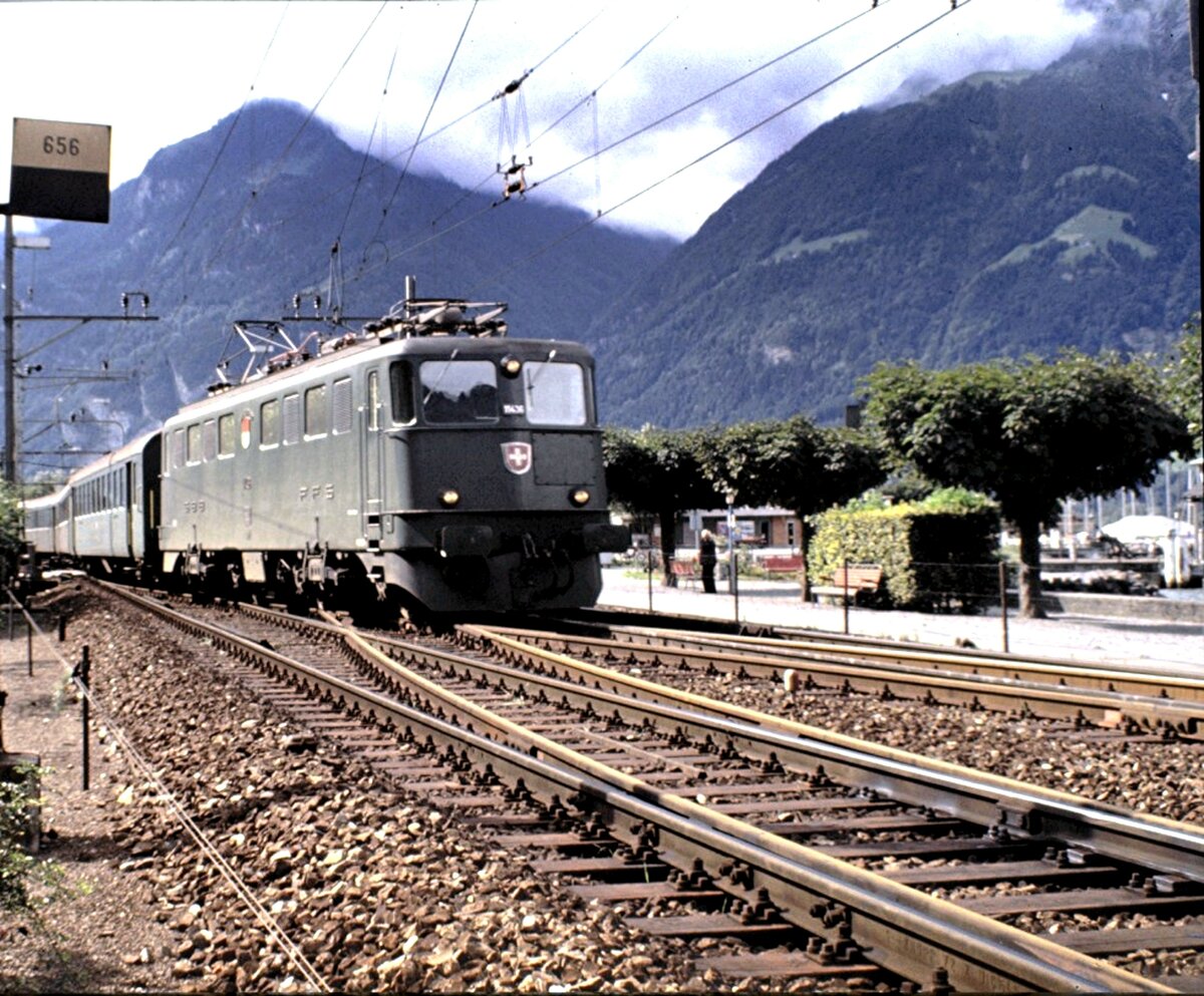SBB Ae 6/6 Nr.11 436 in Fl�elen beim Gleiswechsel von der rechten auf die linke Fahrseite am 11.09.1980.