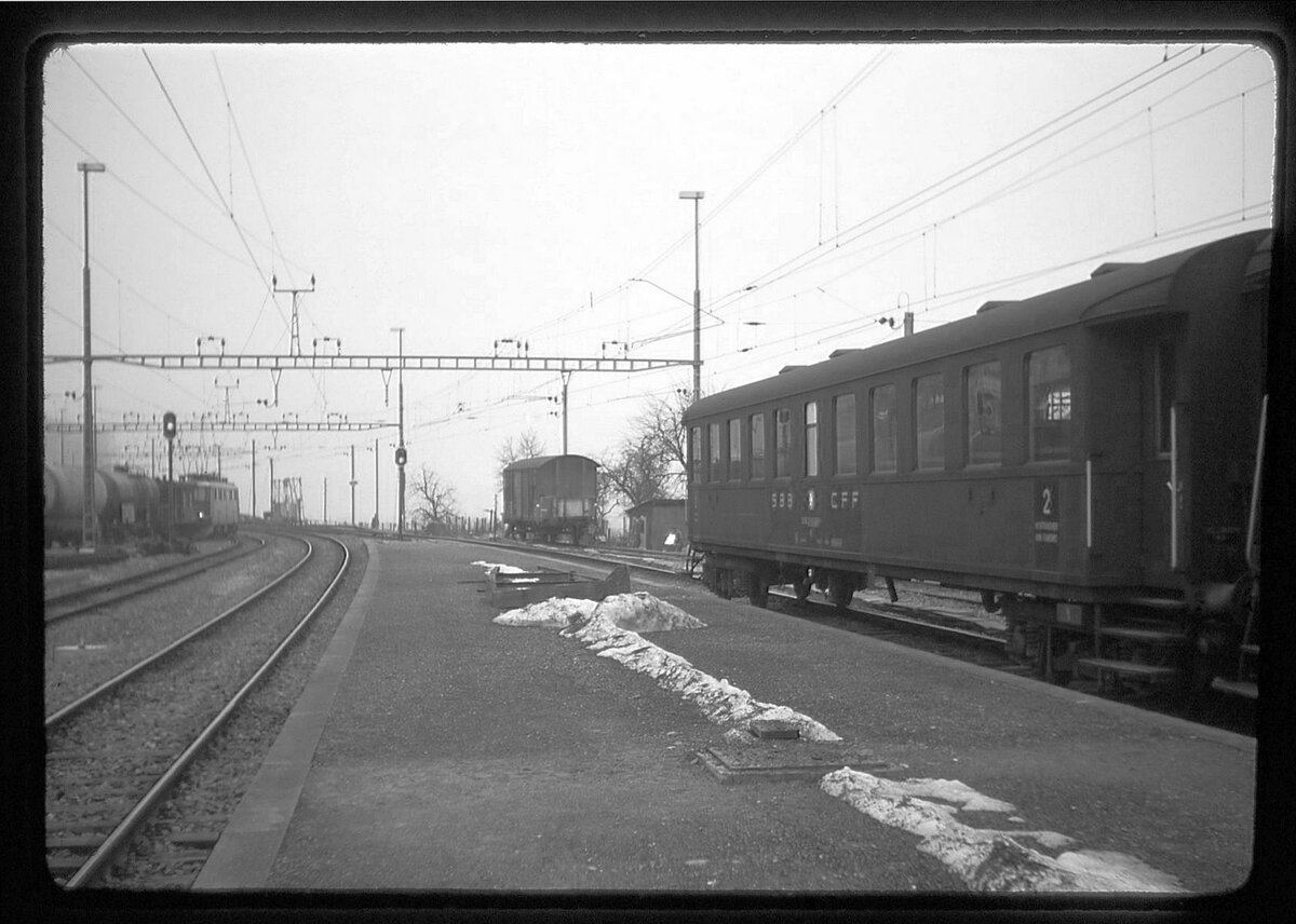 SBB Altbauwagen: An einem kalten 28.Februar 1969 steht der alte B 20-03 297 in Stein-Säckingen, am Schluss eines damals noch existierenden Zuges von dort nach Winterthur. Der Wagen ist einer der ersten geschweissten (nicht mehr genieteten) Altbauwagen aus den Jahren 1932-1935. Links fährt ein Güterzug mit Ae6/6 11501 durch. 