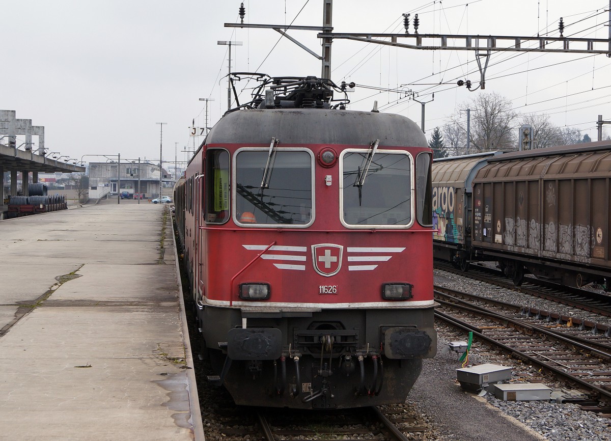 SBB: Am 19. Januar 2019 wurde im Güterbahnhof Langenthal nicht etwa eine Ae 6/6 Kantonslok mit Silberstreifen, sondern die Re 6/6 11626  ZOLLIKOFEN , die ebenfalls als Einzige dieser Serie Chromstreifen erhalten hat, mit einmal mehr viel Fotografenglück im Bilde festgehalten. 
Foto: Walter Ruetsch