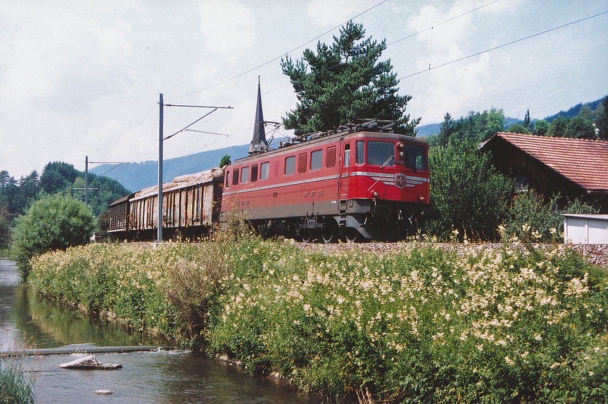 SBB: Am 4. Juli 2006 brachte eine rote Ae 6/6  Kantonslok  11403 - 11425 (1955 - 1958) einen Kurzgüterzug von Tavannes nach Delémont. Die Aufnahme ist bei Court entstanden. Heute wird der seltener gewordene Güterverkehr dieser Region nur noch über Biel abgewickelt.
Foto: Walter Ruetsch