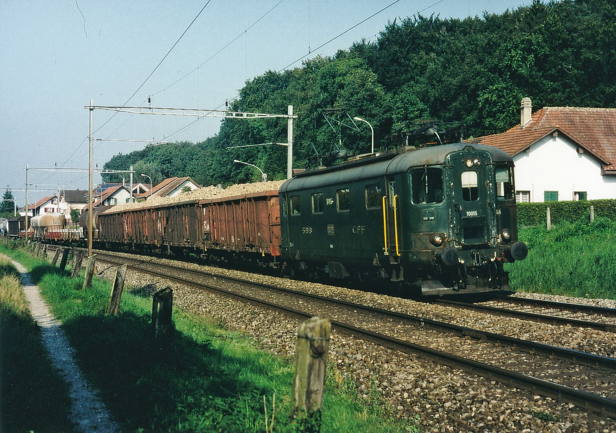 SBB: Auf dem Bahnhof B�ren an der Aare konnten im Jahre 1997 auch noch Re 4/4 l beobachtet werden. Die gr�ne 10015 holte an einem der wenig sonnigen Oktobertagen einen Zuckerr�benzug ab. Schon seit mehreren Jahren werden auch auf dem Bahnhof B�ren an der Aare keine Zuckerr�ben mehr auf die Bahn verladen. Die R�ben aus dieser Region werden mit Traktor und Wagen ab dem Felde direkt zur Zuckerr�benfabrik Aarberg transportiert, was zu vielen Staus auf den sonst schon �berlasteten Strassen f�hrt. Die Re 4/4 | 10015 mit gemischter G�terlast unterwegs bei Busswil.
Foto: Walter Ruetsch