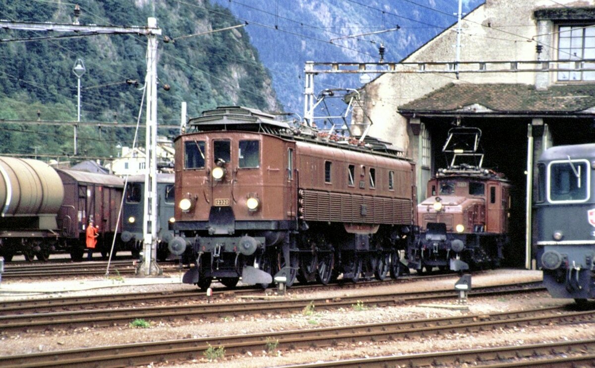SBB Be 4/6 Nr. 12 320 und Ce 6/8 Nr.14 253 in Erstfeld beim Jubiläum 100 Jahre Gotthardbahn am 22.09.1981.