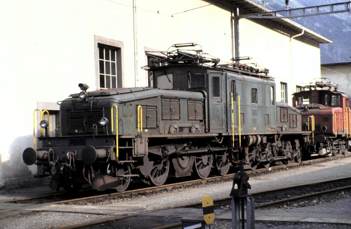 SBB Be 6/8 II Nr.13 256 und dahinter eine Ee 3/3 in Erstfeld am 11.09.1980.