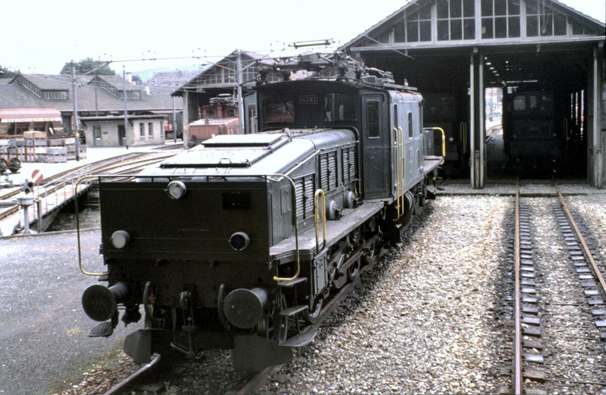 SBB Ce 6/8 III Nr. 14 282 in Winterthur am 16.08.1980. Da die Ablösung Ee 6/6 II eine Woche zu spät kam, konnte ich die Ce 6/8 noch am letzten Betriebstag am Ablaufberg geniesen. Heute steht die Lok im Museum in Speyer.
