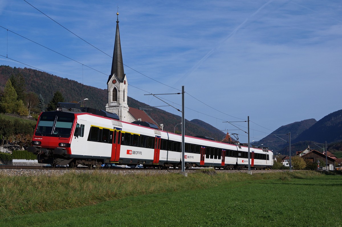 SBB: Die seit ber 22 Jahren im Einsatz stehende RBDe 560 Kolibri/Domino verkehren seit dem Fahrplanwechsel 2013 nicht mehr zwischen Solothurn-HB und Sonceboz-Sombeval. Am 26. Oktober 2013 konnte noch ein Domino im planmssigen Dienst im Berner Jura vor der Kulisse der Kirche Court im Bilde festgehalten werden.
Foto: Walter Ruetsch