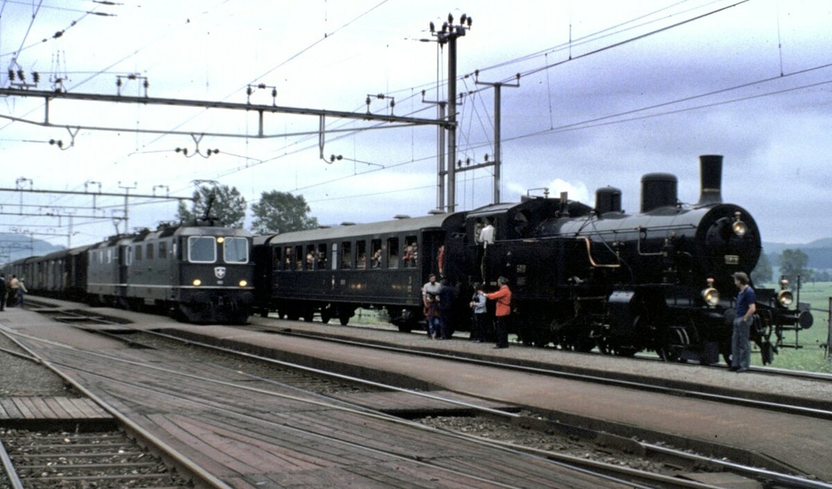 SBB Eb 3/5 Nr.5819 in Elgg bei einer Dampfsonderfahrt am 16.08.1980. Der Dampfzug wird von einem Güterzug mit 2 x Re 4/4 überholt.