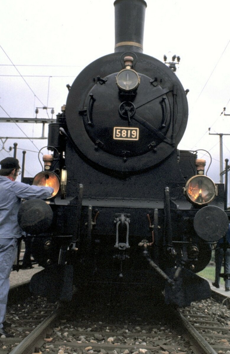 SBB Eb 3/5 Nr.5819 in Elgg bei einer Dampfsonderfahrt am 16.08.1980. Der Lokführer sorgt für die richtige Frontbeleuchtung der Dampflok.