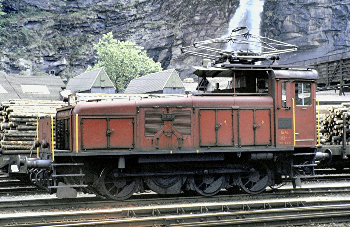 SBB Ee 3/3 Nr.16 320  Bügeleisen  in Biasca am 29.05.1981.