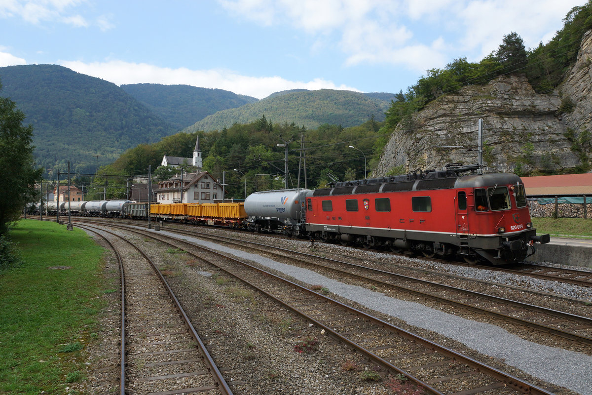 SBB: Gterzug mit der Re 6/6 620 010-9  Spreitenbach  anlsslich der Ausfahrt Reuchenette-Pry am 22. September 2016.
Foto: Walter Ruetsch