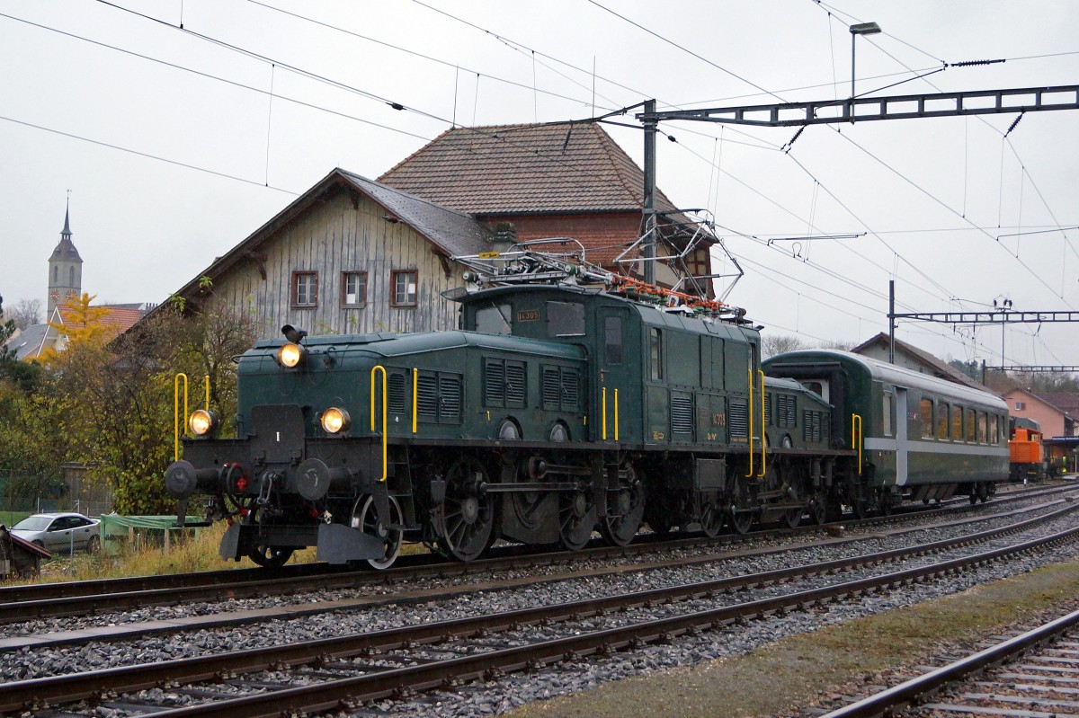 SBB HISTORIC: Extrazug mit der Ce6/8 lll 14305 und dem AS 2802 bei der Ausfahrt Kirchberg Alchenflh am 15. November 2014.
Foto: Walter Ruetsch