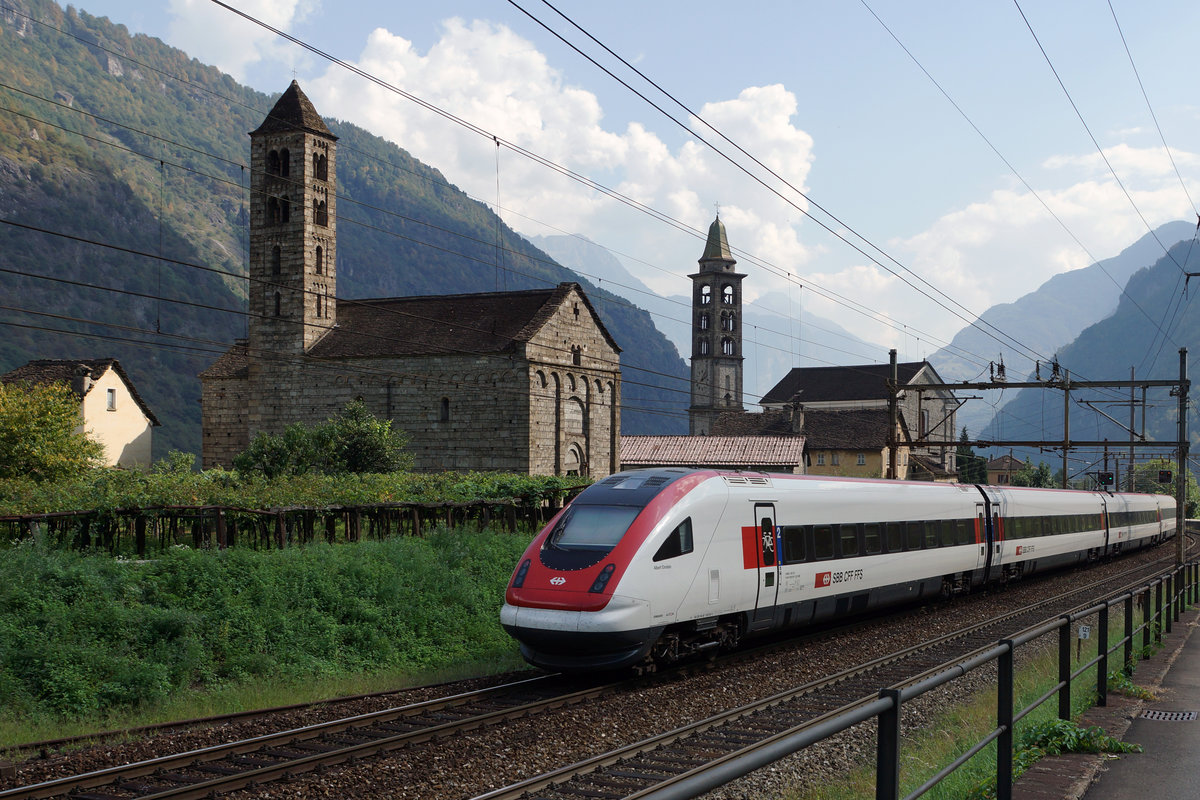 SBB: IC Zürich-Lugano vor der prächtigen Kulisse der beiden Kirchen San Nicola und San Michele am 13. September 2016.
Foto: Walter Ruetsch