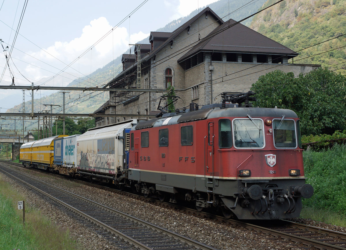 SBB: Postzug mit der Re 4/4 II 11249 vor der Kulisse des Unterwerks Giornico am 13. September 2016.
Foto: Walter Ruetsch