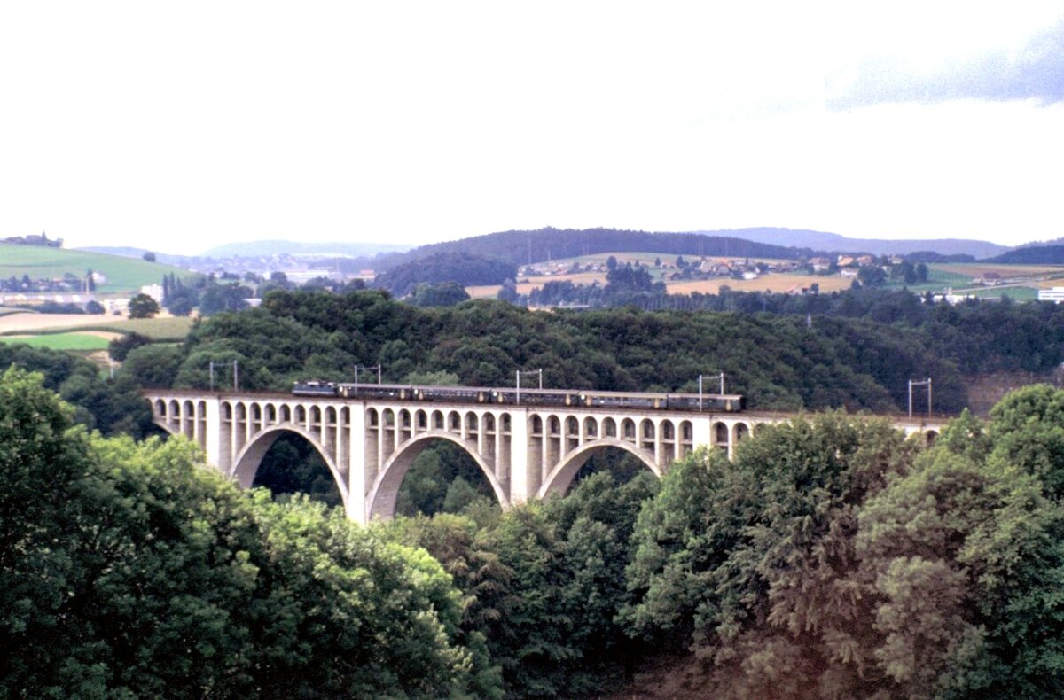 SBB Re 4/4 auf Viadukt bei Fribourg am 25.01.1984.