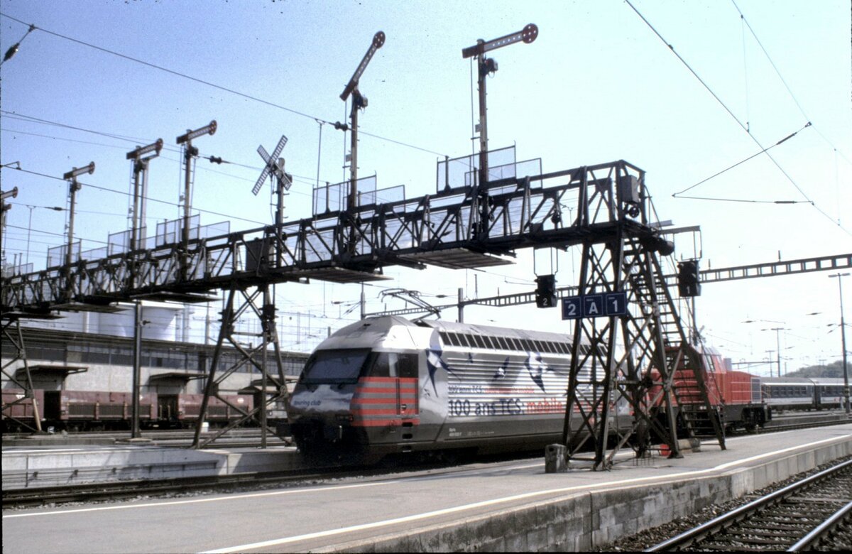 SBB Re 4/4 VI (460) mit Werbung für TSC unter der Formsignalbrücke in Romannshorn am 21.08.1996.