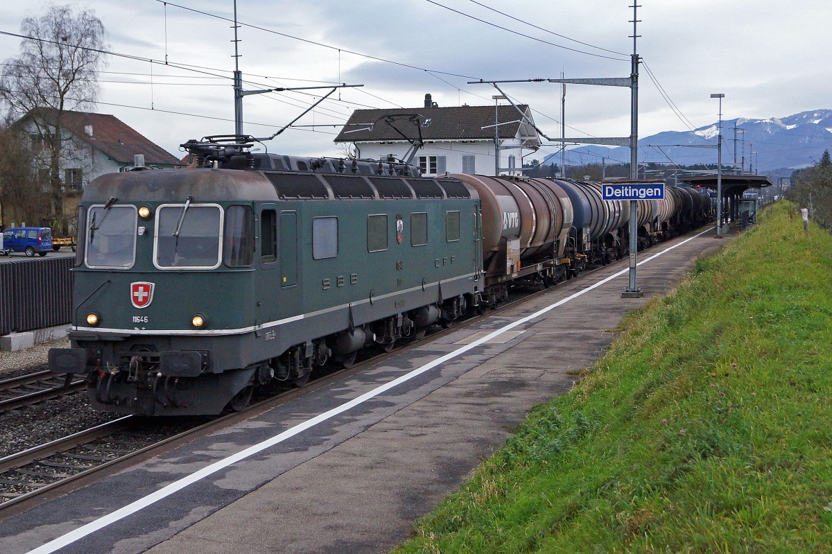 SBB: Re 6/6 11646  BUSSIGNY  mit Kesselwagenzug bei der Durchfahrt Deitingen am 12. Dezember 2014.
Bahnsujets der Woche 50/2014 von Walter Ruetsch