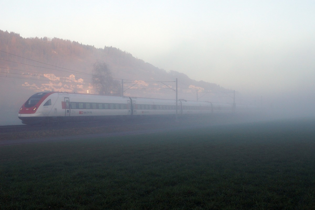 SBB: Wie sich an einem sehr schönen Dezembertag die Fotostelle bei Egolzwil innert einer Stunde veränderte, ist ersichtlich anhand der beiden Aufnahmen vom 17. Dezember 2015. Während der stilreine EW IV-Pendel noch in seiner ganzen Länge ersichtlich ist, ist der ICN leider nur noch sehr schwer zu erkennen.
Foto: Walter Ruetsch