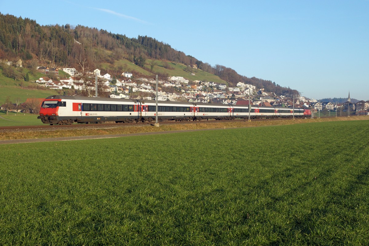 SBB: Wie sich an einem sehr schönen Dezembertag die Fotostelle bei Egolzwil innert einer Stunde veränderte, ist ersichtlich anhand der beiden Aufnahmen vom 17. Dezember 2015. Während der stilreine EW IV-Pendel noch in seiner ganzen Länge ersichtlich ist, ist der ICN leider nur noch sehr schwer zu erkennen.
Foto: Walter Ruetsch