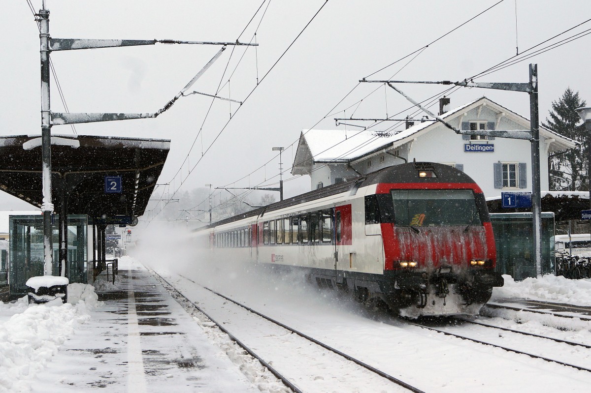 SBB: Winterstimmung für Allwetterfotografen in Deitingen am 29. Dezember 2014. Verewigt wurde ein IR Konstanz-Biel bei der Bahnhofsdurchfahrt Deitingen. Die rote Re 460 am Zugsschluss ist nur noch schwer zu erkennen im enormen Schneestaub.
Foto: Walter Ruetsch 