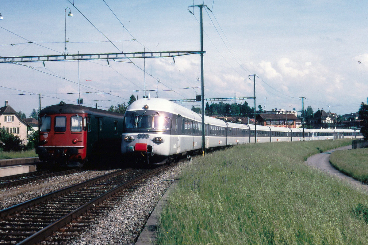 SBB: Zugskreuzung aus dem Jahre 1987 in Kerzers, als der RAe 1053  GRAUE MAUS  noch als TGV Zubringer Bern-Frasne verkehrte.
Foto: Walter Ruetsch