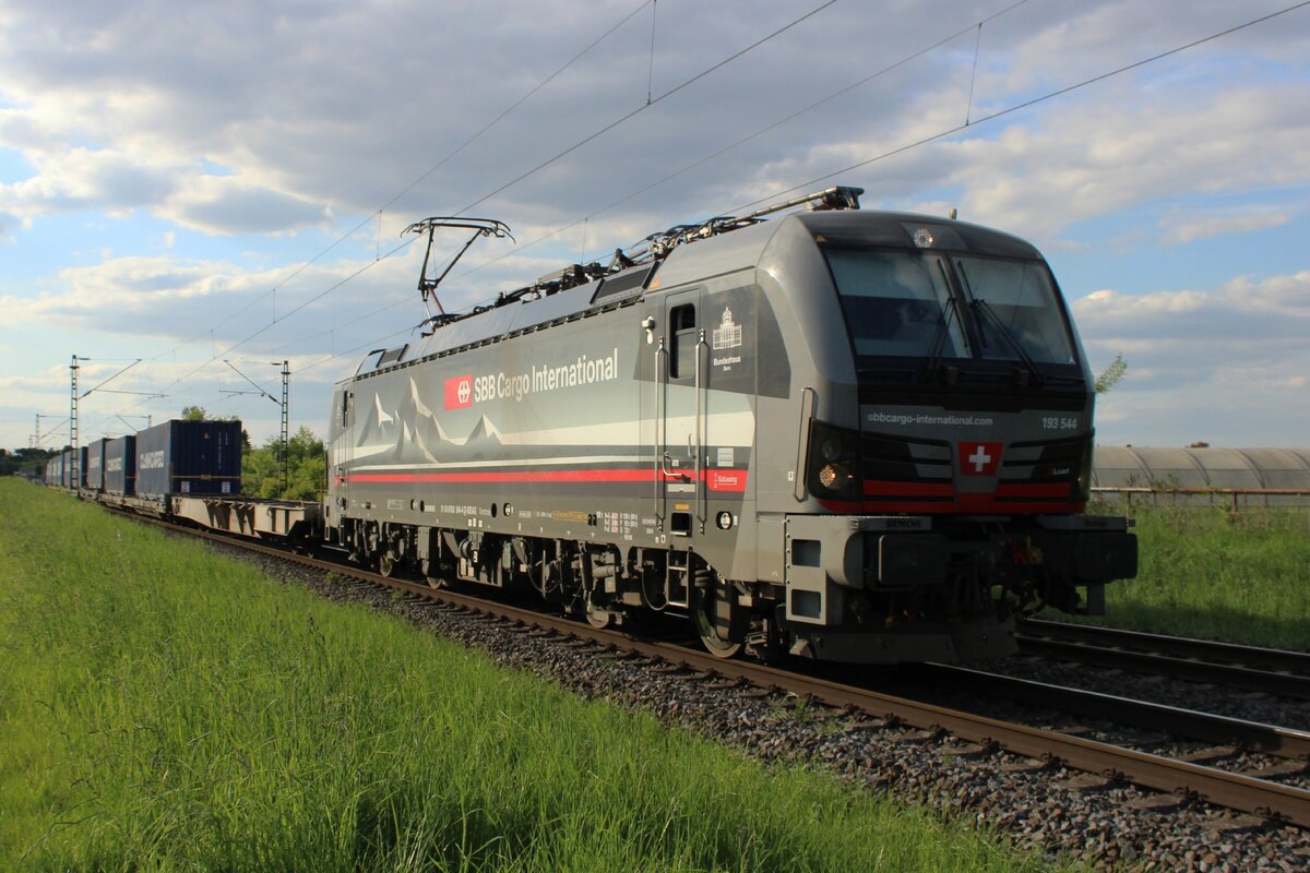 SBBCI 193 544 durchfahrt mit ein Containerzug am 8 Mai 2025 Kaarst auf den W4eg nach Kln-Eiffeltor.