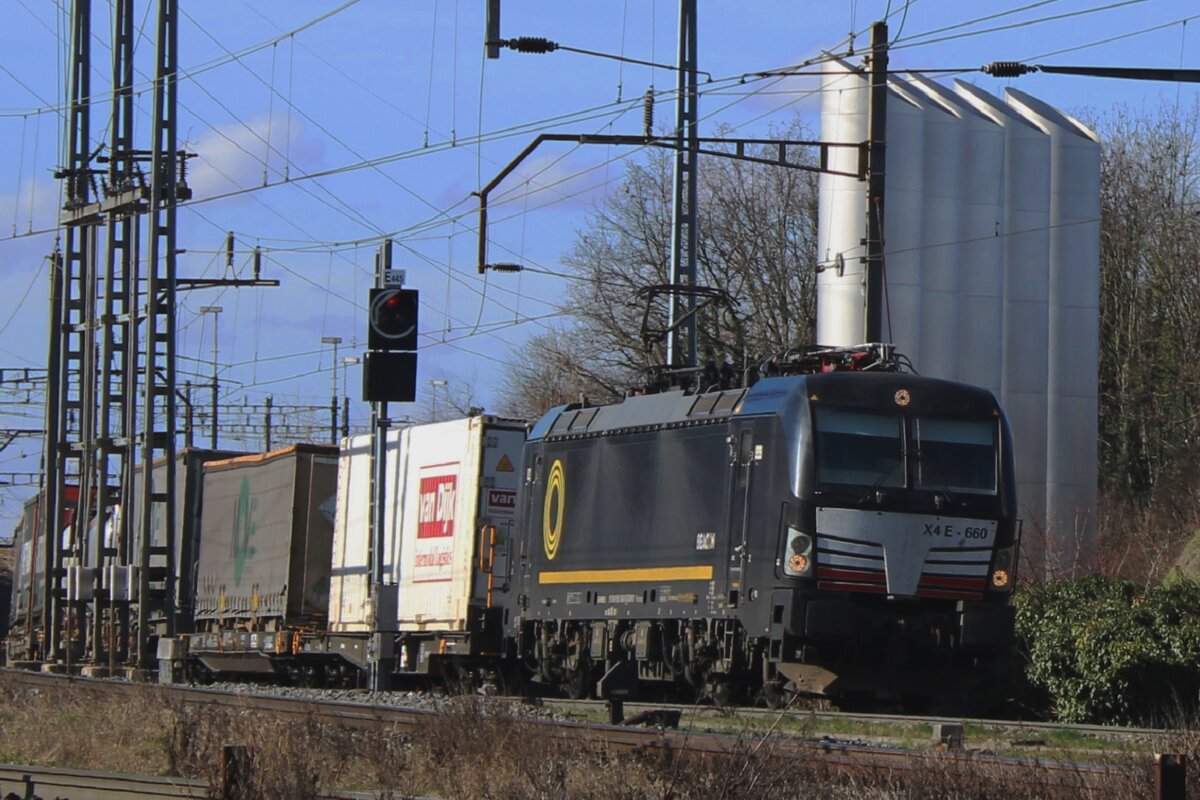 SBBCI X4E-660 zieht ein KLV aus Rotterdam durch Pratteln am 13 Februar 2024.