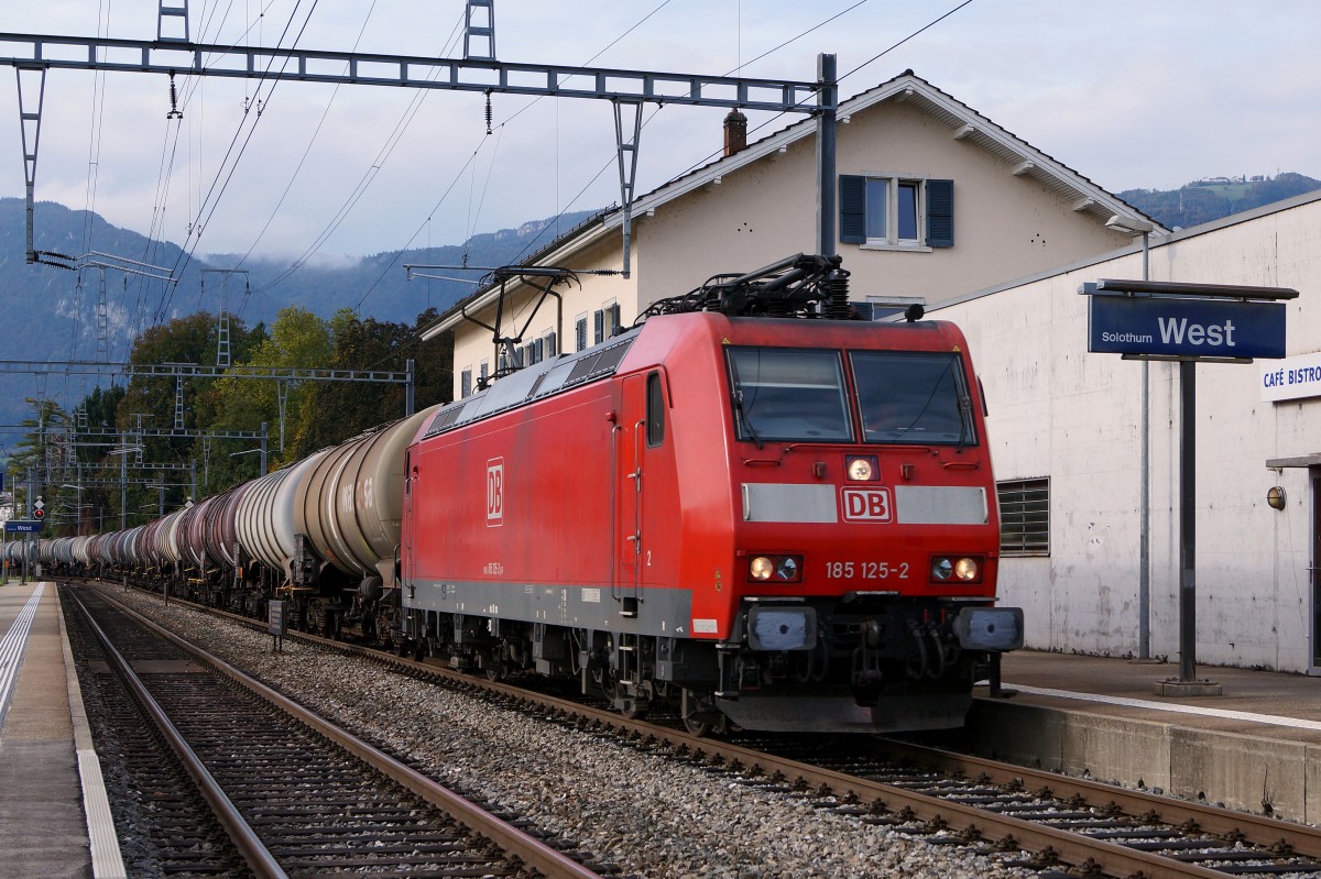 SBB/DB: Die DB 185 125-2 mit einem langen Oelzug bei Solothurn-West am 8. Oktober 2014.
Foto: Walter Ruetsch