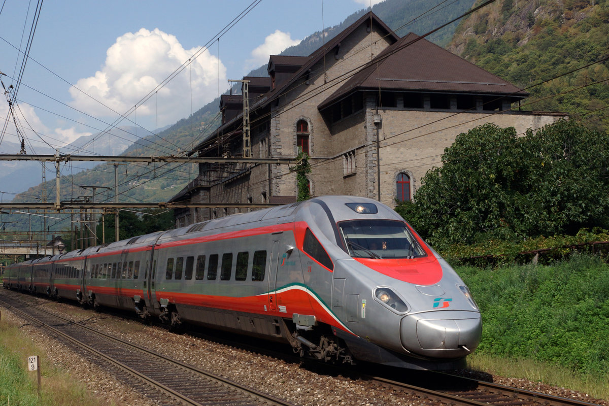 SBB/FS: Ein unbekannter FS ETR 610 auf der Fahrt in den Süden beim Passieren des Unterwerks in Gionrnico am 13. September 2016.
Foto: Walter Ruetsch