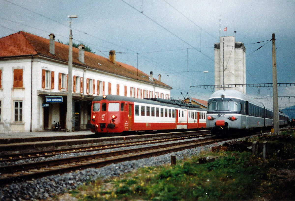 SBB/TRN: Im Jahre 1986 fuhren noch Regionalzüge von TRN bis Les Les Verrières. Begegnung zwischen einem TGV-Zubringer SBB RAe TEE II  GRAUE MAUS  nach Frasne und dem TRN ABDe 537 313 (ehemals BLS/BN. Diese 30-jährige Aufnahme entstand an einem Oktobertag kurz vor einem heftigen Gewitter.
Foto: Walter Ruetsch
