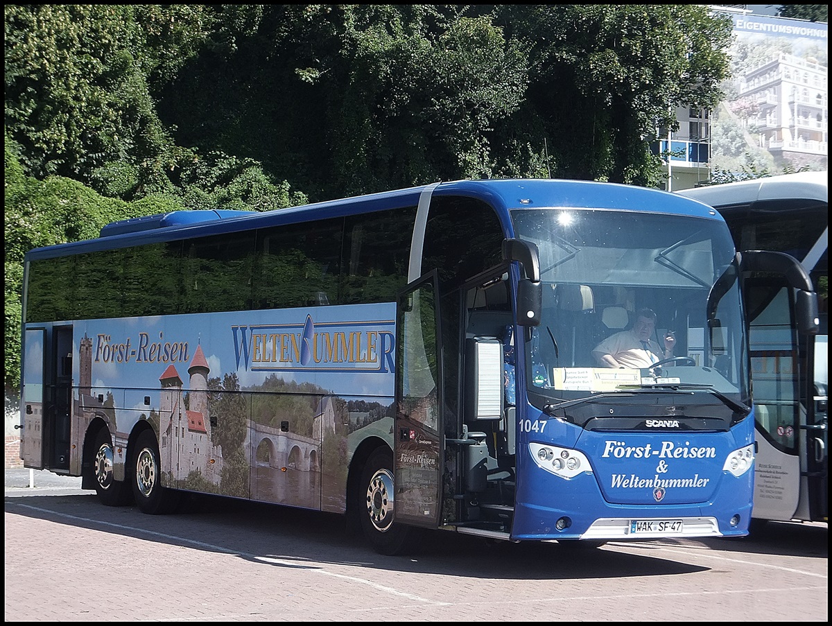 Scania OmniExpress von F�rst-Reisen/Weltenbummler aus Deutschland im Stadthafen Sassnitz.