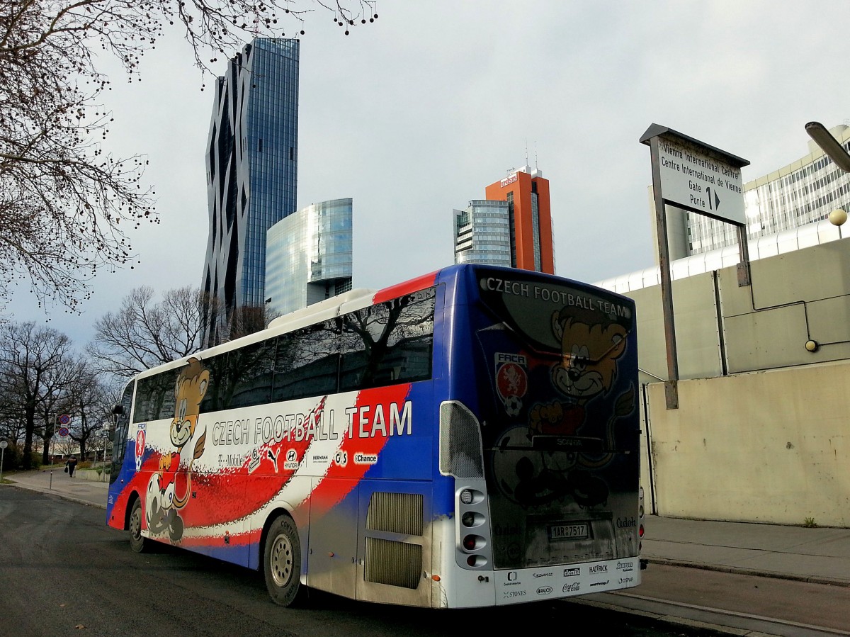 Scania Reisebus des tschechischen Fu�ballteams im Dez.2013 in Wien Wagramerstr. gesehen.