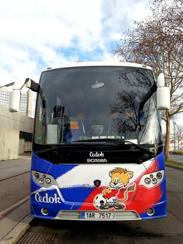 Scania Reisebus des tschechischen Fu�ballteams im Dez.2013 in Wien Wagramerstr. gesehen.