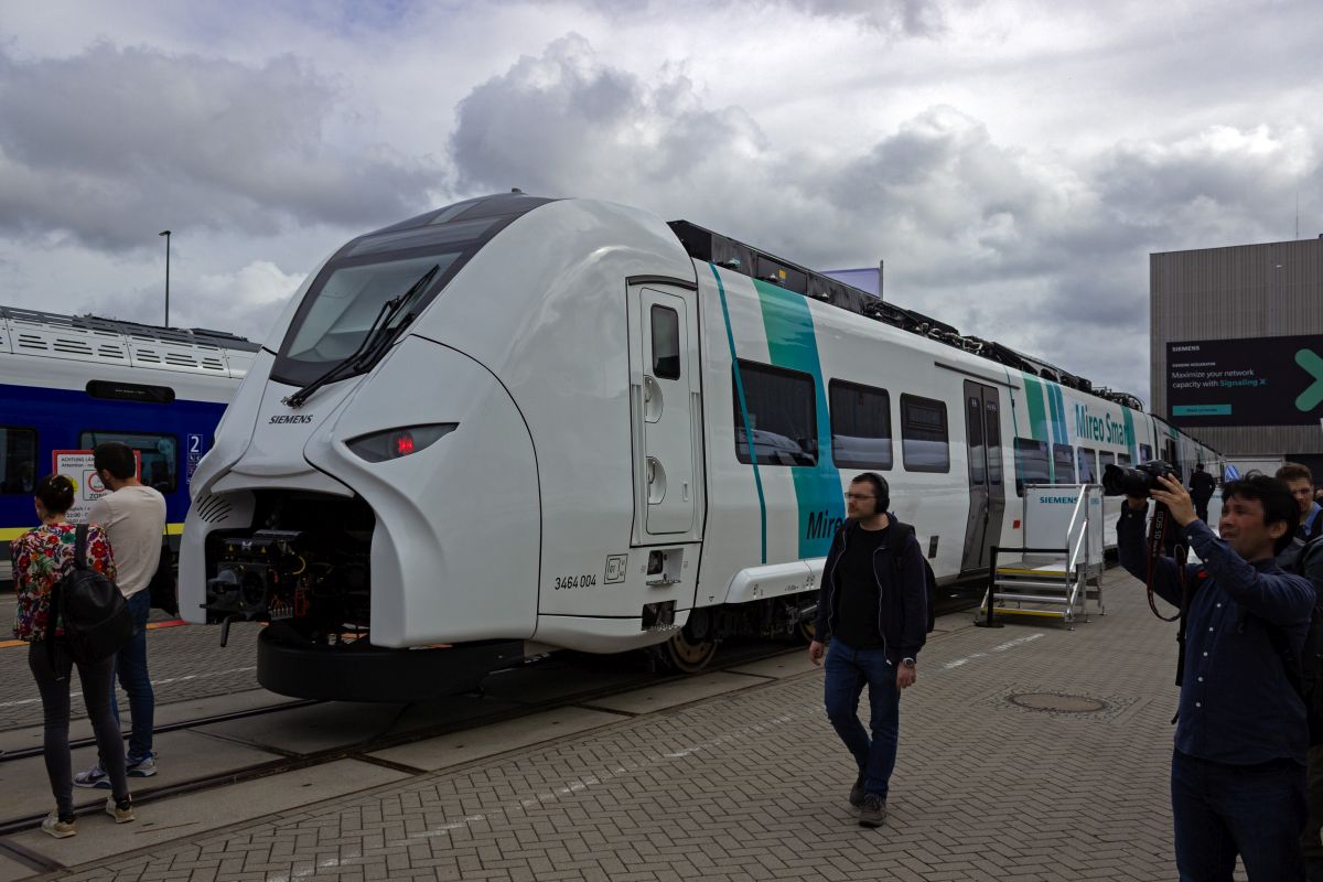 Schienenfahrzeuge haben eine sehr lange Lieferzeit, die kurzfristige Beschaffungen von Rollmaterial schwierig macht. Siemens bietet schon seit einigen Jahren mit dem Smartron eine abgespeckte und vereinheitlichte Variante des Vectron an, die diese Zeitspanne reduzieren soll. F�r den Personennahverkehr, wo regelm��ig Ersatzzugkonzepte wegen fehlender Fahrzeuge umgesetzt werden m�ssen, soll der Mireo Smart eine entsprechende Rolle einnehmen. Auf der InnoTrans war mit 3464 004 ein konventioneller Elektrotriebzug vertreten, es sollen aber auch Batterie- und Brennstoffzellenantriebe zur Verf�gung stehen.