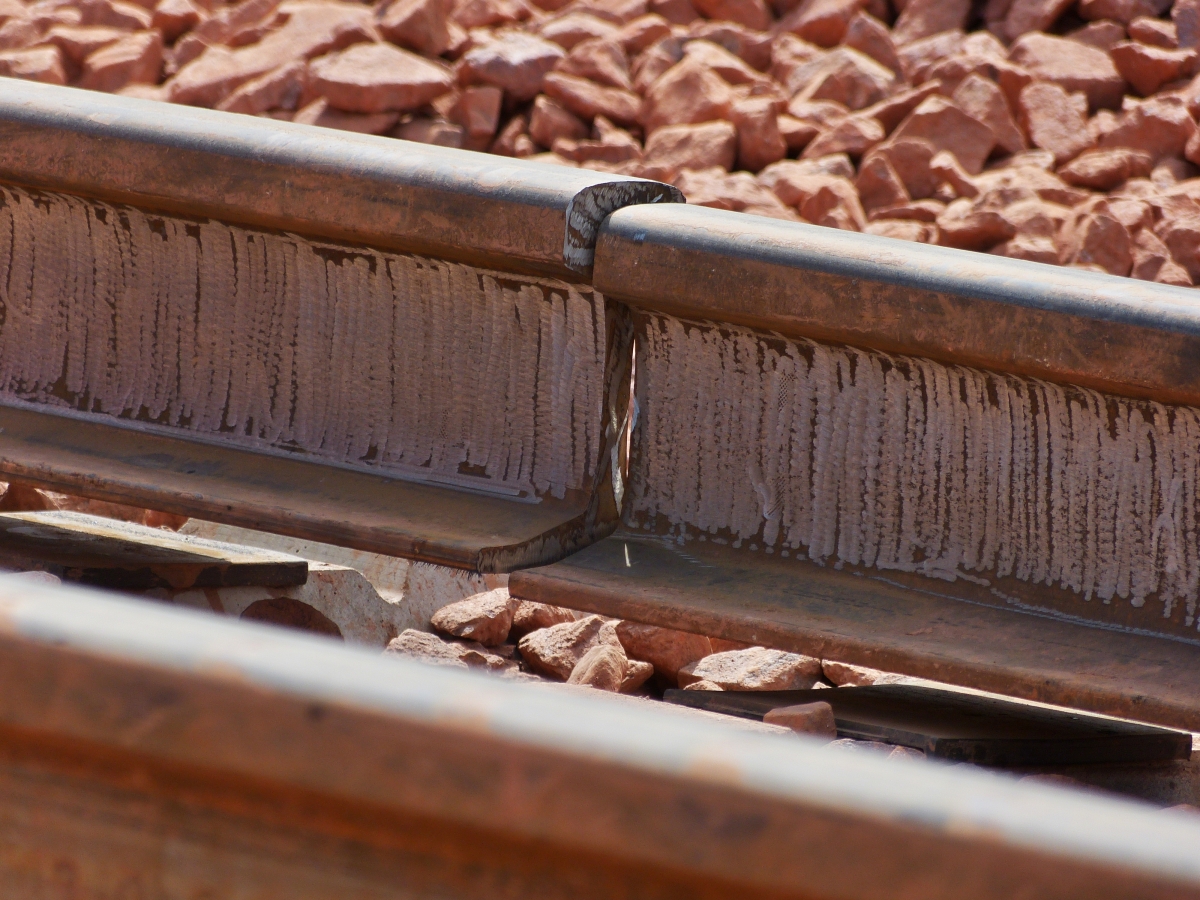 Schienenschweißarbeiten. Die Schienen werden von einigen Schwellen gelöst und leicht angehoben. 15.04.2021  