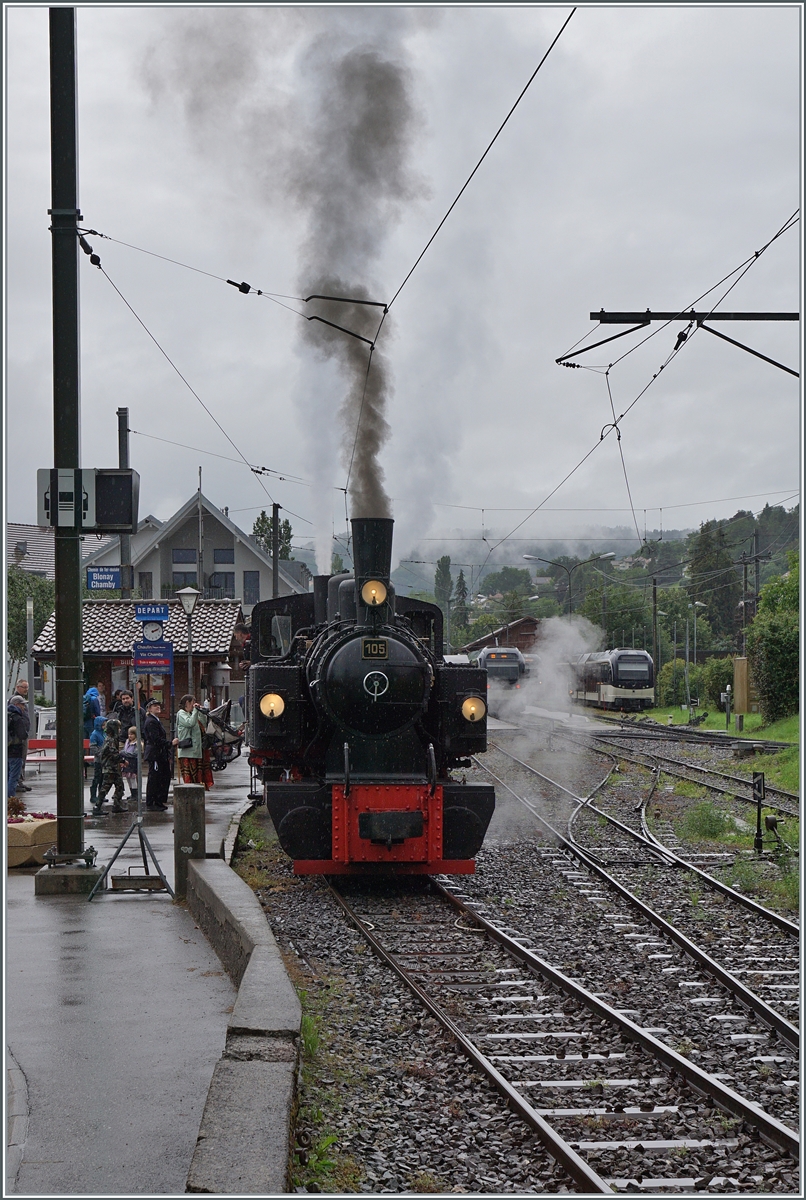 Schlechtwetterfotografie hat auch seinen Reiz, wie diese Bilder der SEG G 2x 2/2 der Blonay Chamby Bahn beim Manver in Blonay zeigen.

22. Juni 2024